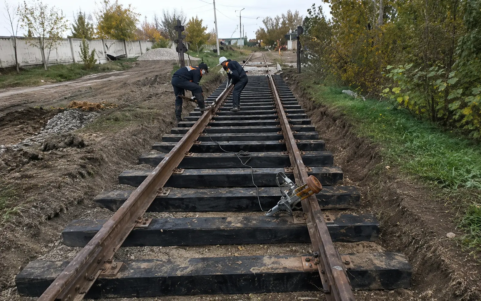 Замена деревянных шпал на железнодорожном пути